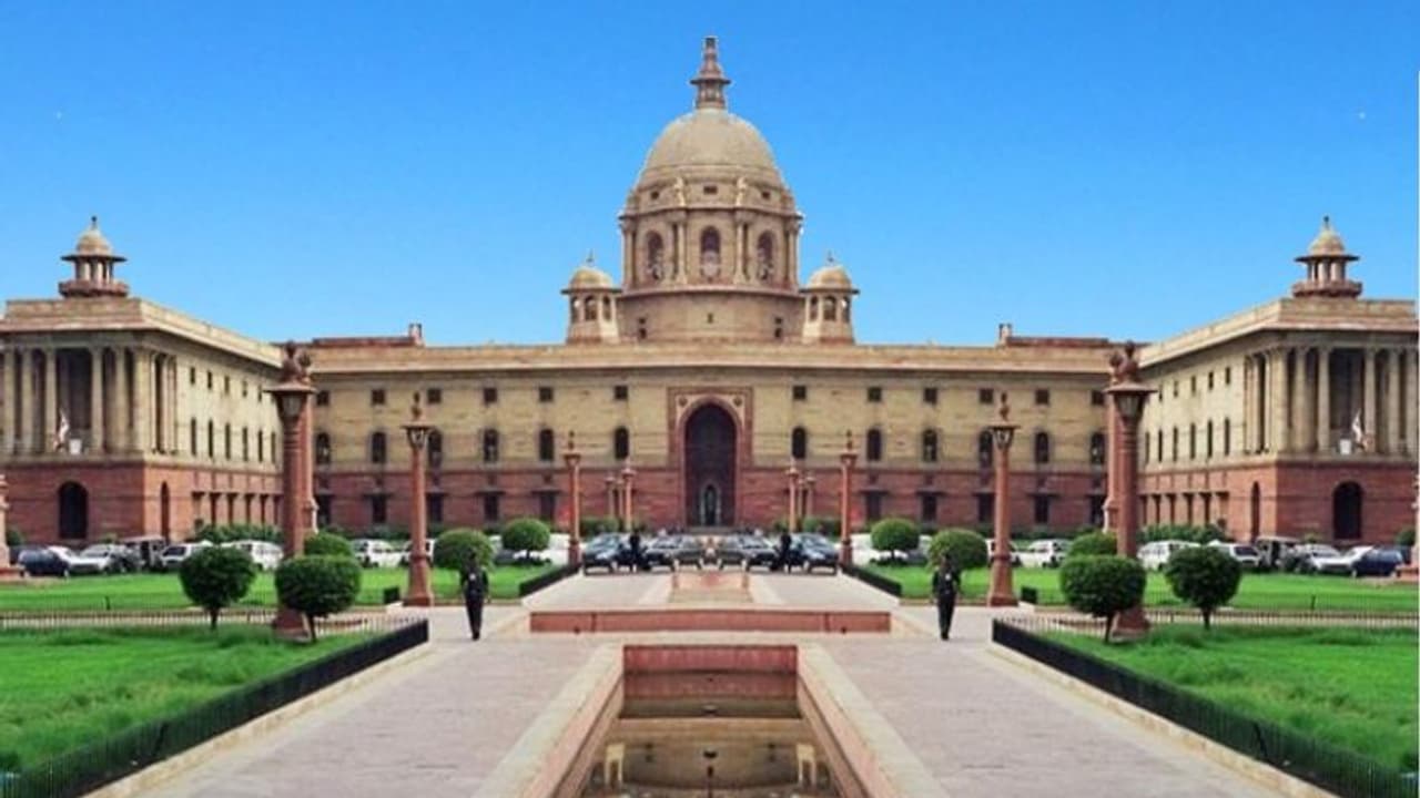 വിദേശത്ത് കുടുങ്ങിക്കിടക്കുന്നവര്‍ക്ക് മുന്‍ഗണന, കൊവിഡ് പരിശോധന നിര്‍ബന്ധമല്ലെന്നും കേന്ദ്രത്തിന്‍റെ മാര്‍ഗരേഖ