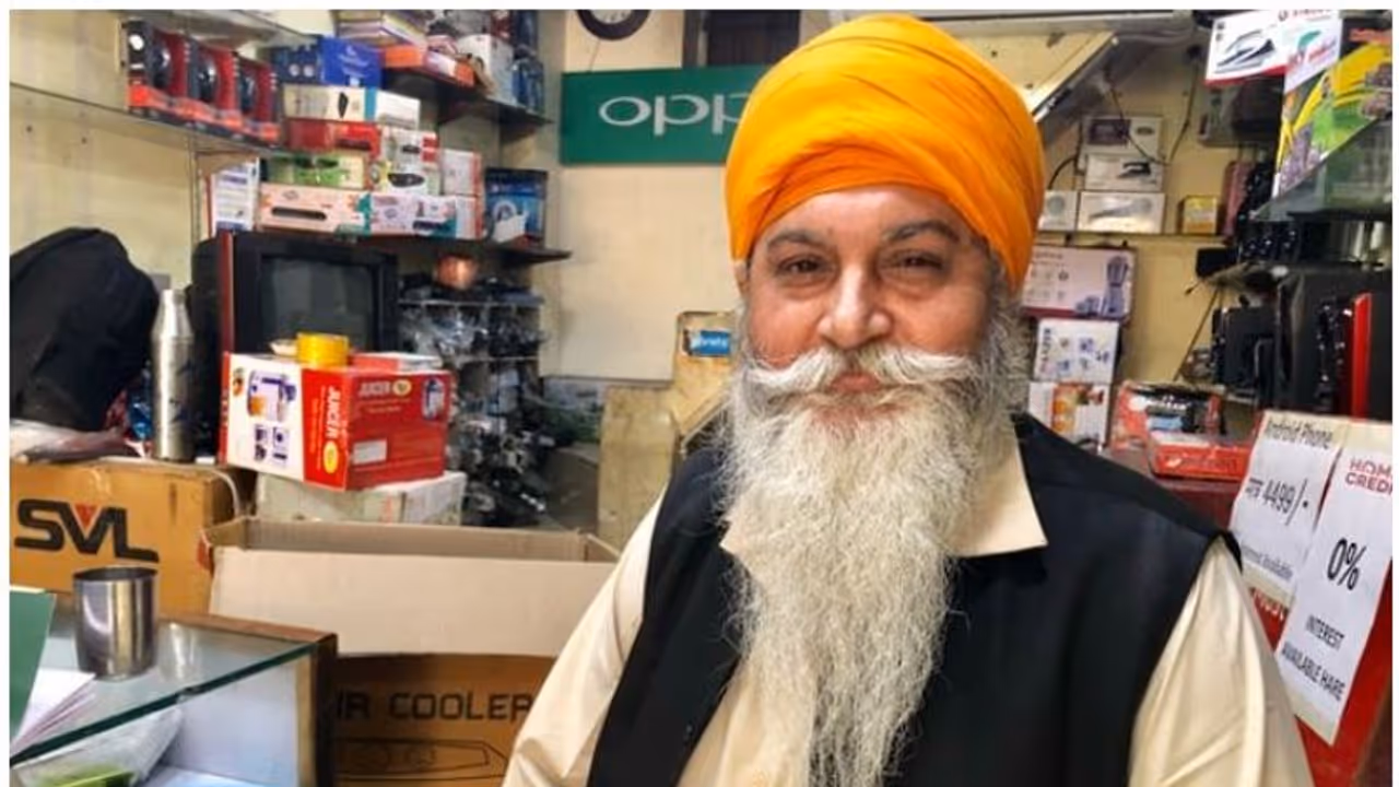 മണിക്കൂറില് പാഞ്ഞത് 20 തവണ; ദില്ലി വിറച്ച കലാപത്തില് ബുള്ളറ്റിലെത്തി 80 മുസ്ലിംകളെ രക്ഷിച്ച അച്ഛനും മകനും മണിക്കൂറില് പാഞ്ഞത് 20 തവണ; ദില്ലി വിറച്ച കലാപത്തില് ബുള്ളറ്റിലെത്തി 80 മുസ്ലിംകളെ രക്ഷിച്ച അച്ഛനും മകനും