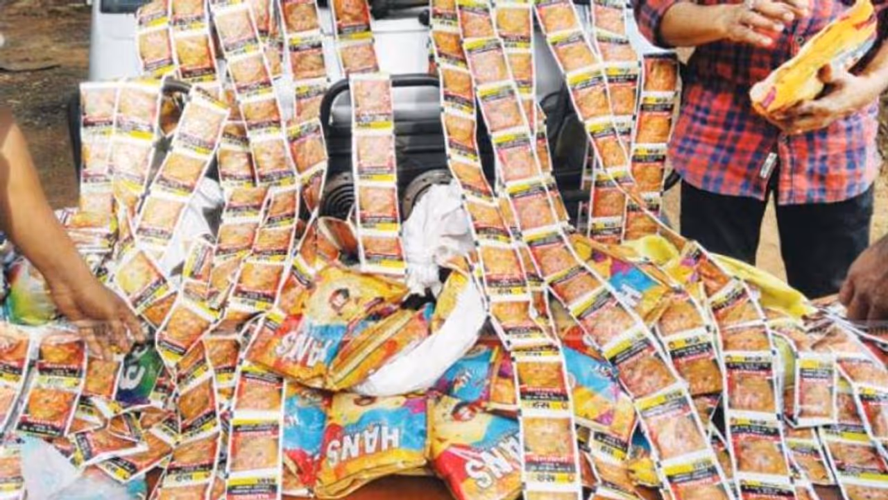 കാറില് 17,000 പാക്കറ്റ് ഹാൻസുമായി യുവാക്കള് അറസ്റ്റില്; പിടികൂടിയത് 8 ലക്ഷത്തിന്റെ പുകയില ഉത്പന്നങ്ങള് കാറില് 17,000 പാക്കറ്റ് ഹാൻസുമായി യുവാക്കള് അറസ്റ്റില്; പിടികൂടിയത് 8 ലക്ഷത്തിന്റെ പുകയില ഉത്പന്നങ്ങള്