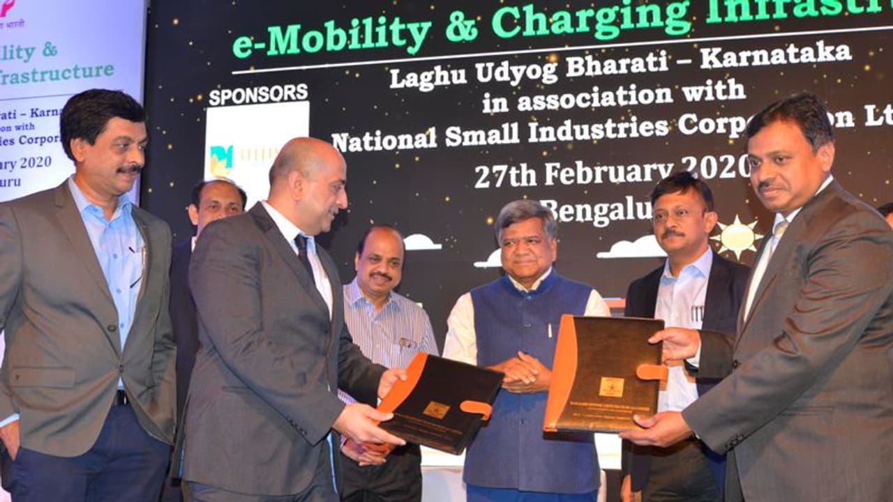 ರಾಜ್ಯದಲ್ಲಿ ಎಲೆಕ್ಟ್ರಿಕ್ ವಾಹನ ತಯಾರಿಕೆಗೆ ಆದ್ಯತೆ ನೀಡಲು ಮುಂದಾದ ಸರ್ಕಾರ! ರಾಜ್ಯದಲ್ಲಿ ಎಲೆಕ್ಟ್ರಿಕ್ ವಾಹನ ತಯಾರಿಕೆಗೆ ಆದ್ಯತೆ ನೀಡಲು ಮುಂದಾದ ಸರ್ಕಾರ!