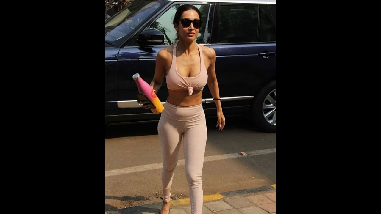 இதுக்கு டிரஸ் போடாமல் போஸ் கொடுத்திருக்கலாம்... பிரபல நடிகையை வெளுத்து வாங்கும் நெட்டிசன்கள்....! இதுக்கு டிரஸ் போடாமல் போஸ் கொடுத்திருக்கலாம்... பிரபல நடிகையை வெளுத்து வாங்கும் நெட்டிசன்கள்....!