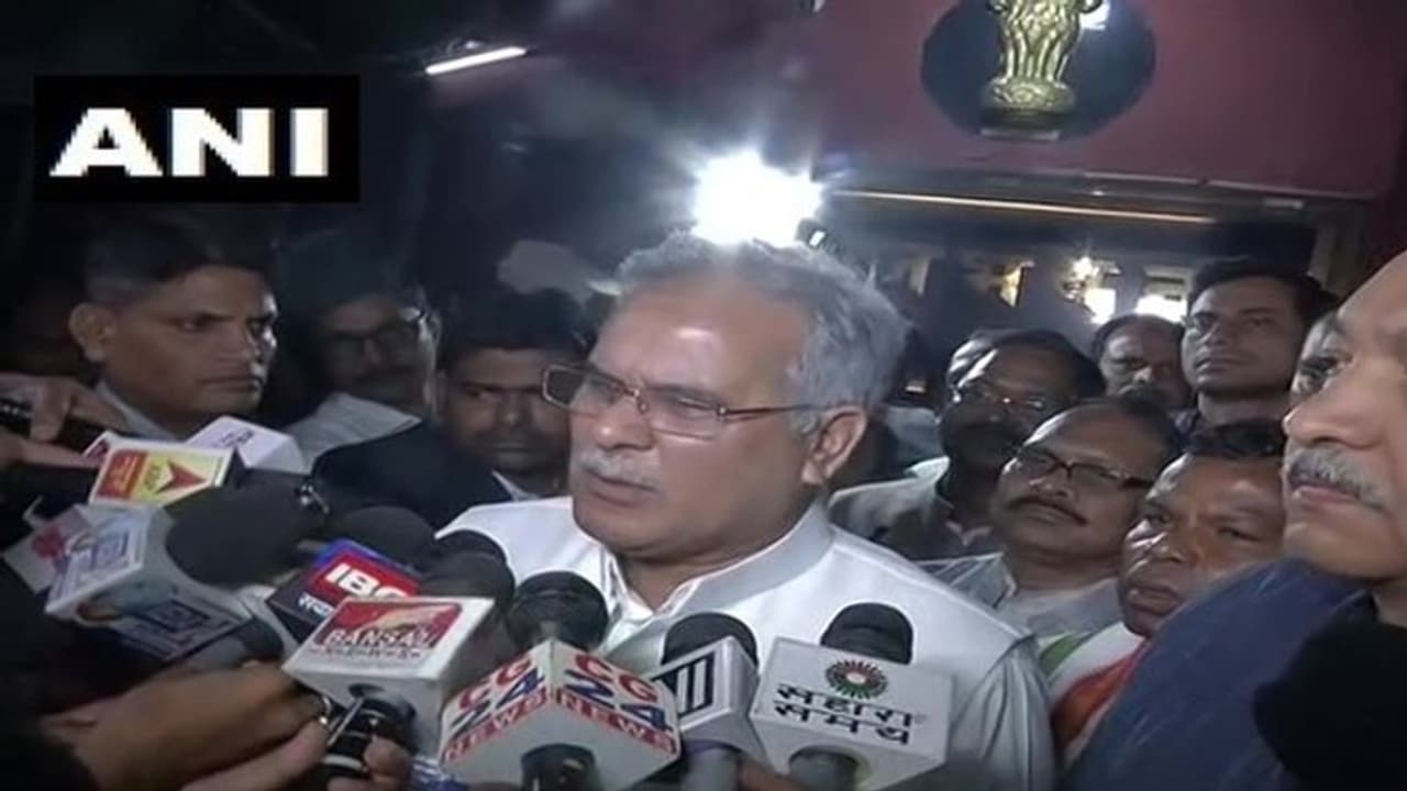 आयकर के छापे को लेकर भूपेश बघेल ने केन्द्र सरकार पर साधा निशाना, राज्यपाल को सौंपा ज्ञापन