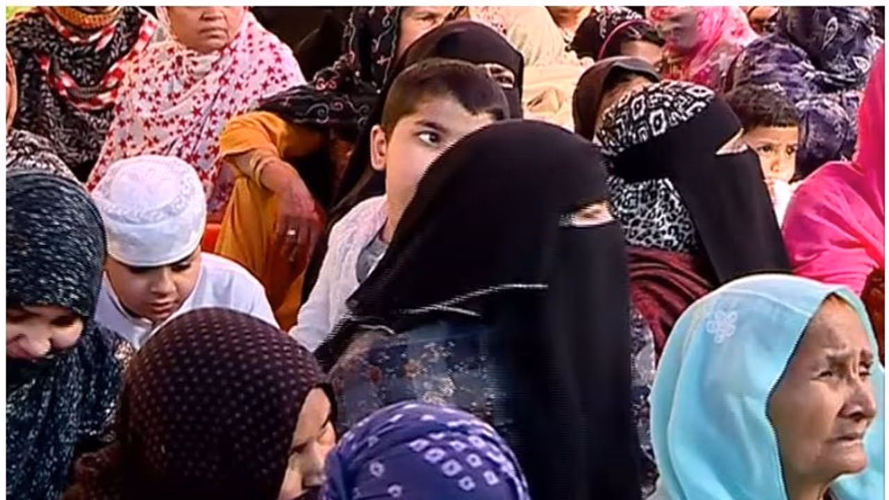 ഷഹീന്ബാഗില് സമരം തുടരുന്നു; 'ആക്രമണം നടത്തിയത് ആര്എസ്എസ്', ഹിന്ദു മുസ്ലീം സംഘര്ഷം ഇല്ലെന്ന് സമരക്കാര് ഷഹീന്ബാഗില് സമരം തുടരുന്നു; 'ആക്രമണം നടത്തിയത് ആര്എസ്എസ്', ഹിന്ദു മുസ്ലീം സംഘര്ഷം ഇല്ലെന്ന് സമരക്കാര്