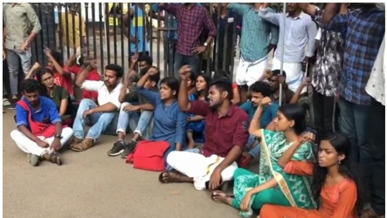 കാലടി സംസ്കൃത സർവ്വകലാശാലയില്‍ അംഗീകാരമില്ലാത്ത കോഴ്സ് ; 'കോഴ്സ് മാറിയില്ലെങ്കില്‍ പഠനം മതിയാക്കാമെന്ന് ഭീഷണി'