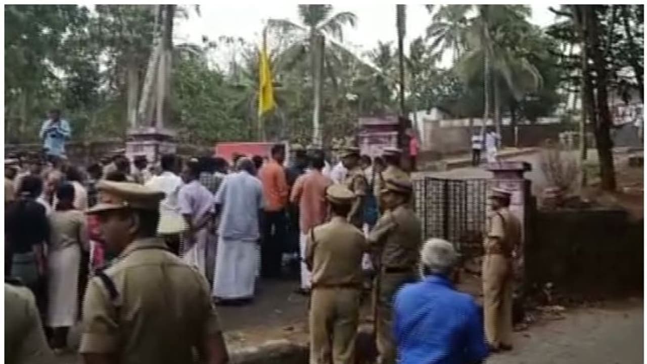 വെട്ടിത്തറ സെന്‍റ് മേരീസ് പള്ളിയിൽ സുപ്രീംകോടതി വിധി നടപ്പാക്കി; ഓർത്തഡോക്സ് വിഭാഗം പള്ളിയില്‍ പ്രവേശിച്ചു