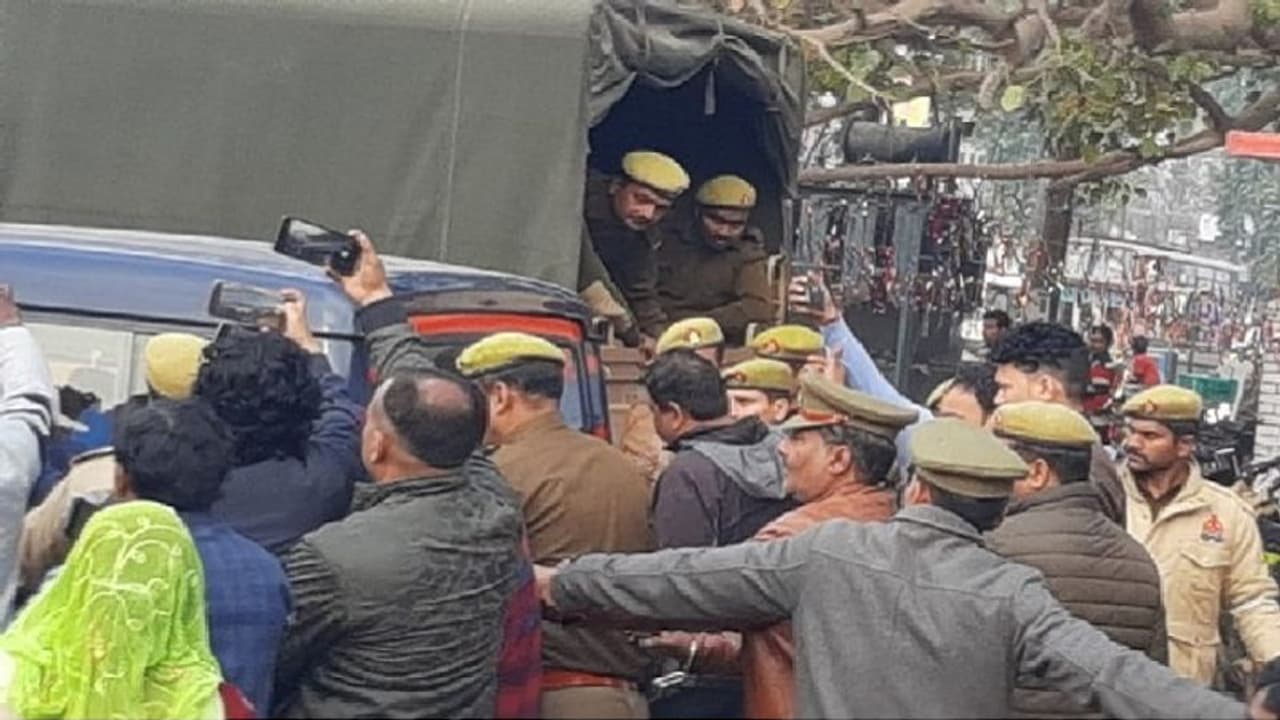 जेल में पूरी रात करवटें बदलते रहे आजम खां, सुबह 5 बजे पढ़ी नमाज, आज परिवार समेत कोर्ट में होंगे पेश जेल में पूरी रात करवटें बदलते रहे आजम खां, सुबह 5 बजे पढ़ी नमाज, आज परिवार समेत कोर्ट में होंगे पेश