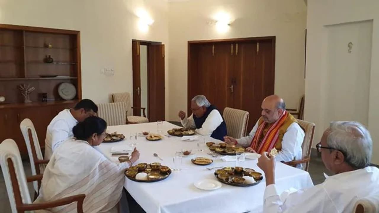 அமித்ஷாவுடன் மம்தா திடீர் சந்திப்பு.!! அமித்ஷாவுடன் மம்தா திடீர் சந்திப்பு.!!