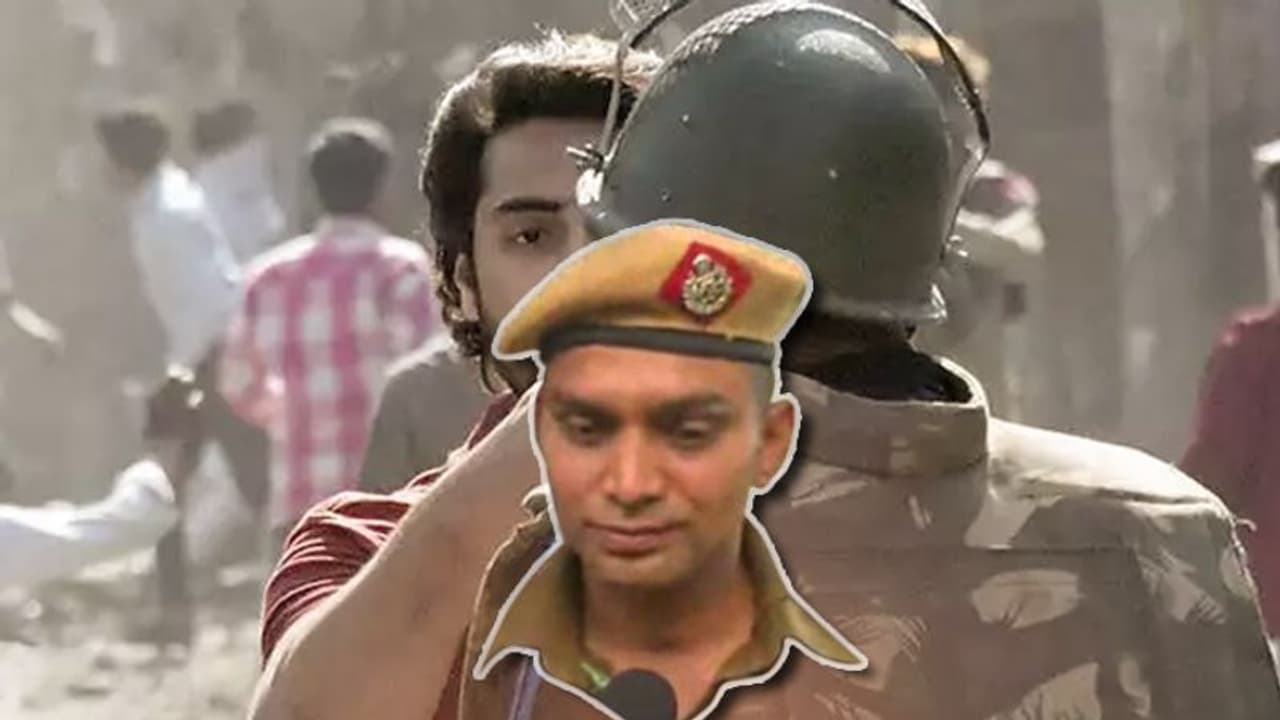 തോക്കും ചൂണ്ടി വന്ന കലാപകാരിയെ പതറാതെ നിന്നുതടുത്ത ദീപക് ദഹിയ എന്ന ഹെഡ് കോൺസ്റ്റബിൾ തോക്കും ചൂണ്ടി വന്ന കലാപകാരിയെ പതറാതെ നിന്നുതടുത്ത ദീപക് ദഹിയ എന്ന ഹെഡ് കോൺസ്റ്റബിൾ