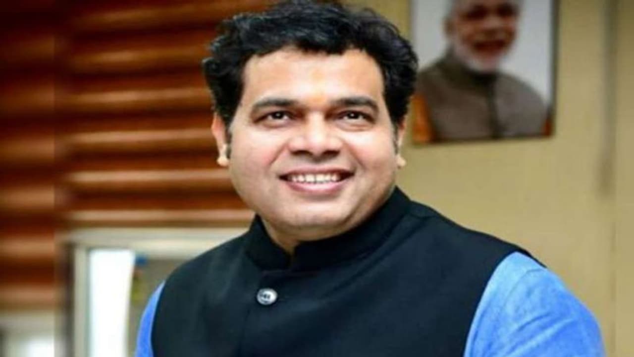 बिजली विभाग में लगी उपभोक्ताओं की लाइन के बीच अचानक पहुंचे ऊर्जा मंत्री ,अव्यवस्था पर लोगों से मांगी माफी बिजली विभाग में लगी उपभोक्ताओं की लाइन के बीच अचानक पहुंचे ऊर्जा मंत्री ,अव्यवस्था पर लोगों से मांगी माफी