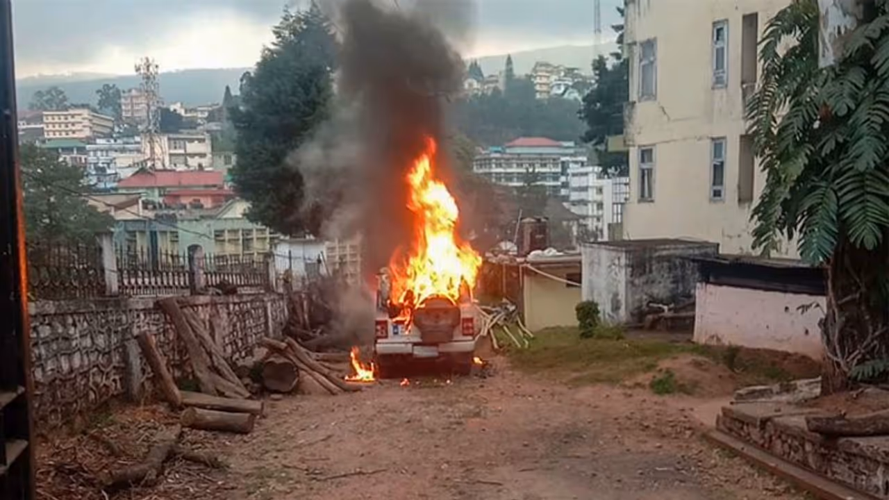 मेघालय में कर्फ्यू हटा, छह जिलों में मोबाइल इंटरनेट सेवाओं पर रोक जारी मेघालय में कर्फ्यू हटा, छह जिलों में मोबाइल इंटरनेट सेवाओं पर रोक जारी