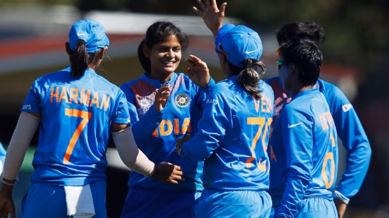 బంతితో రాధా యాదవ్, బ్యాట్ తో షెఫాలీ: శ్రీలంకపై ఘన విజయం బంతితో రాధా యాదవ్, బ్యాట్ తో షెఫాలీ: శ్రీలంకపై ఘన విజయం