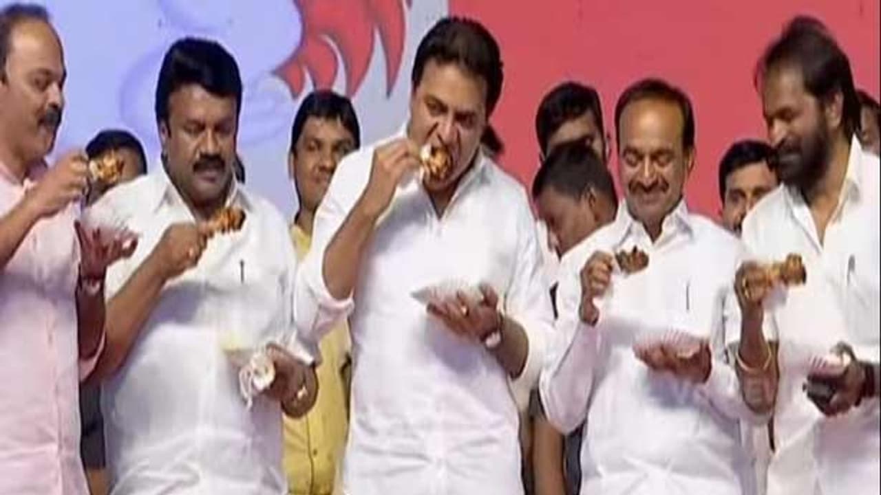 பொதுக்கூட்ட மேடையில் கோழிக்கறி சாப்பிட்ட அமைச்சர்கள்..!! ஏக்கத்தோடு பார்த்த கட்சித் தொண்டர்கள்...!! பொதுக்கூட்ட மேடையில் கோழிக்கறி சாப்பிட்ட அமைச்சர்கள்..!! ஏக்கத்தோடு பார்த்த கட்சித் தொண்டர்கள்...!!