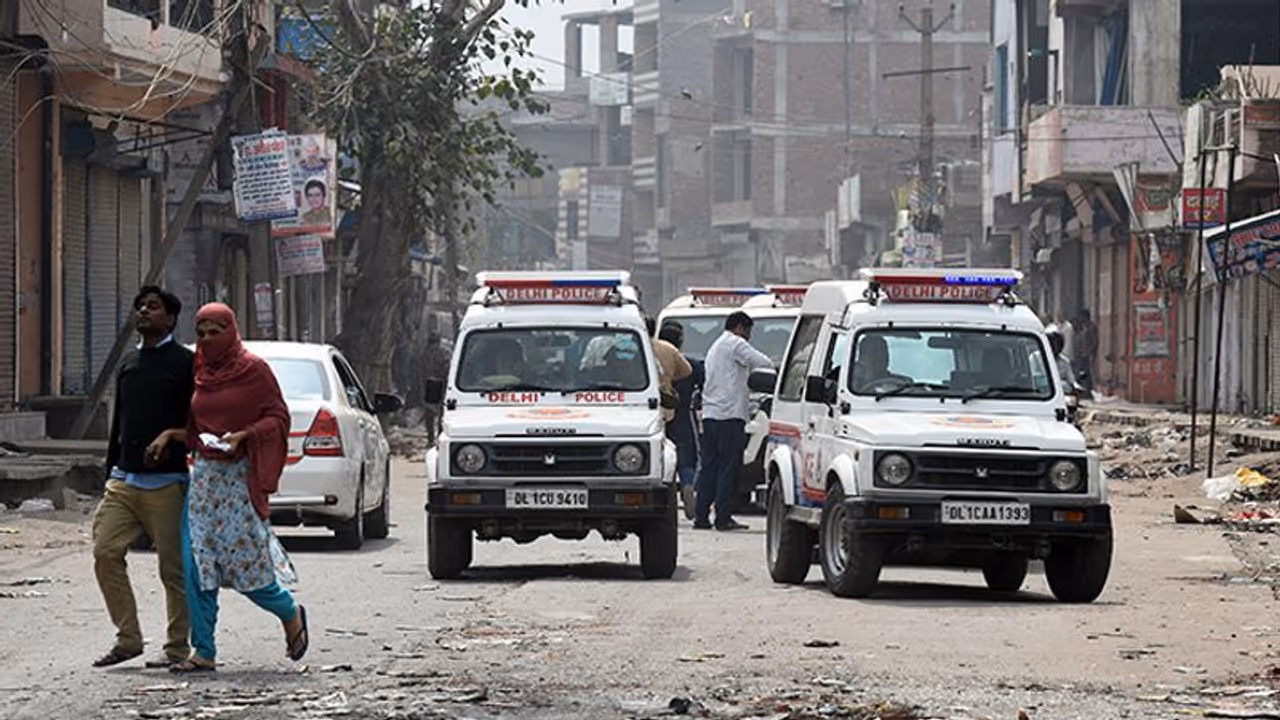 ദില്ലി കലാപം; നഷ്ടപരിഹാരം ഇന്ന് മുതല് നല്കും ദില്ലി കലാപം; നഷ്ടപരിഹാരം ഇന്ന് മുതല് നല്കും