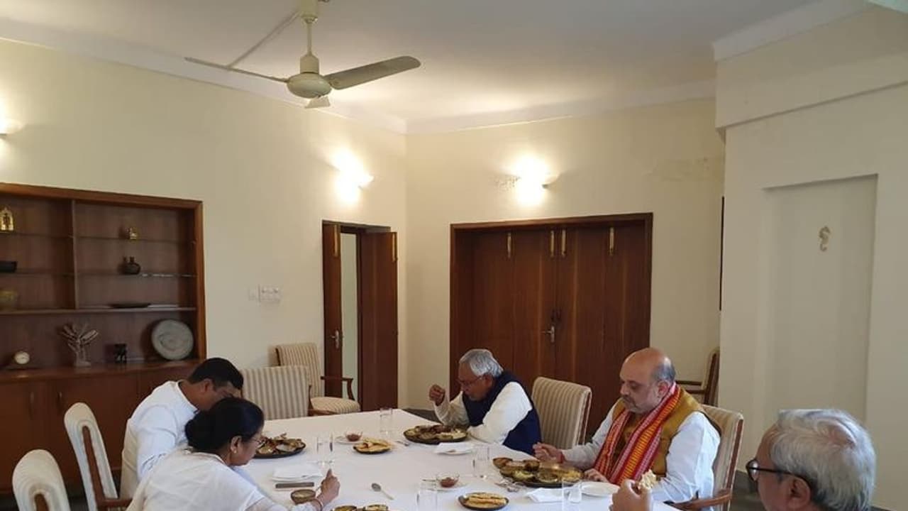 మమతా బెనర్జీ, అమిత్ షా పేస్ టు పేస్.... కలిసి భోజనం