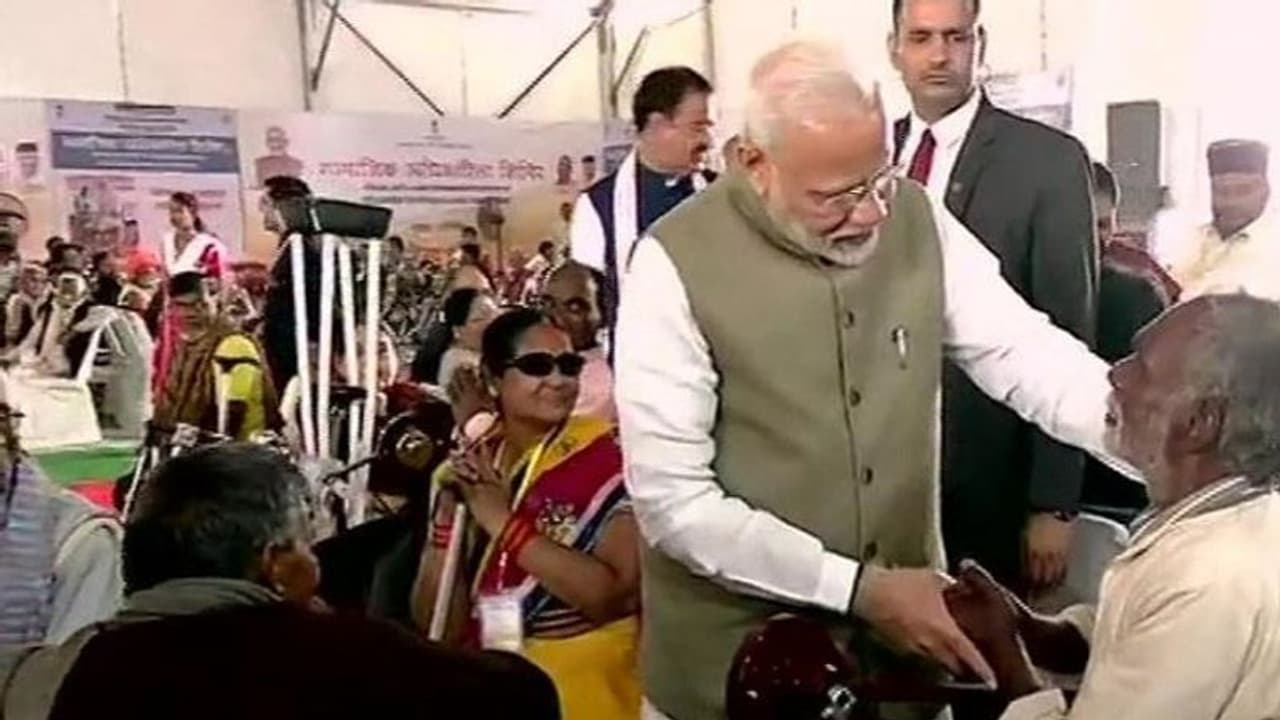 संगम नगरी में पीएम के कार्यक्रम में बने 6 विश्व रिकार्ड, गिनीज बुक की टीम ने किया दर्ज संगम नगरी में पीएम के कार्यक्रम में बने 6 विश्व रिकार्ड, गिनीज बुक की टीम ने किया दर्ज