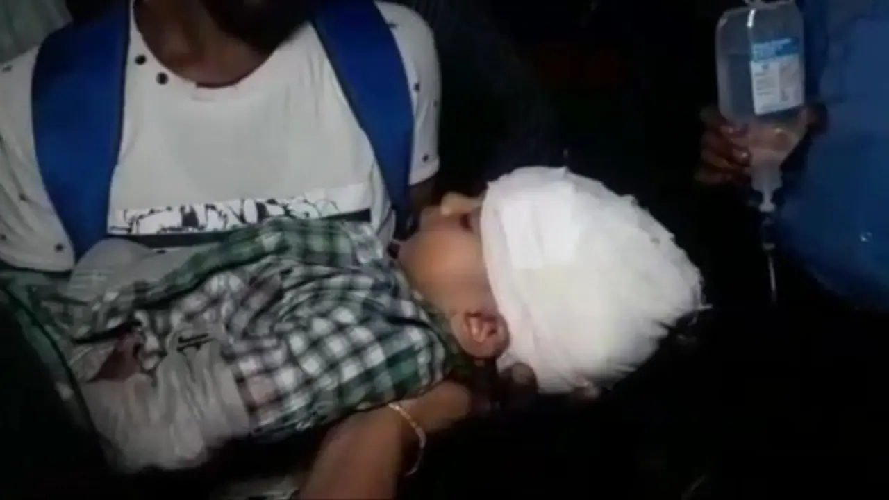 চলন্ত ট্রেন থেকে পড়ে গিয়েও বেঁচে গেল দুধের শিশু, রেল পুলিশের ভূমিকায় প্রশংসা চলন্ত ট্রেন থেকে পড়ে গিয়েও বেঁচে গেল দুধের শিশু, রেল পুলিশের ভূমিকায় প্রশংসা