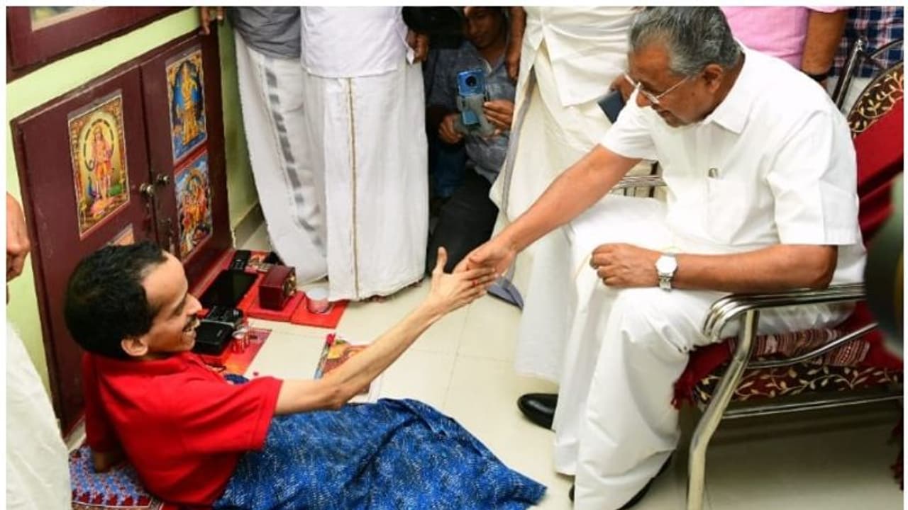 മുഖ്യനെ കാണണമെന്ന് ആഗ്രഹം; മണികണ്ഠനെ വീട്ടിലെത്തി കണ്ട് കൈകൊടുത്ത് പിണറായി മുഖ്യനെ കാണണമെന്ന് ആഗ്രഹം; മണികണ്ഠനെ വീട്ടിലെത്തി കണ്ട് കൈകൊടുത്ത് പിണറായി