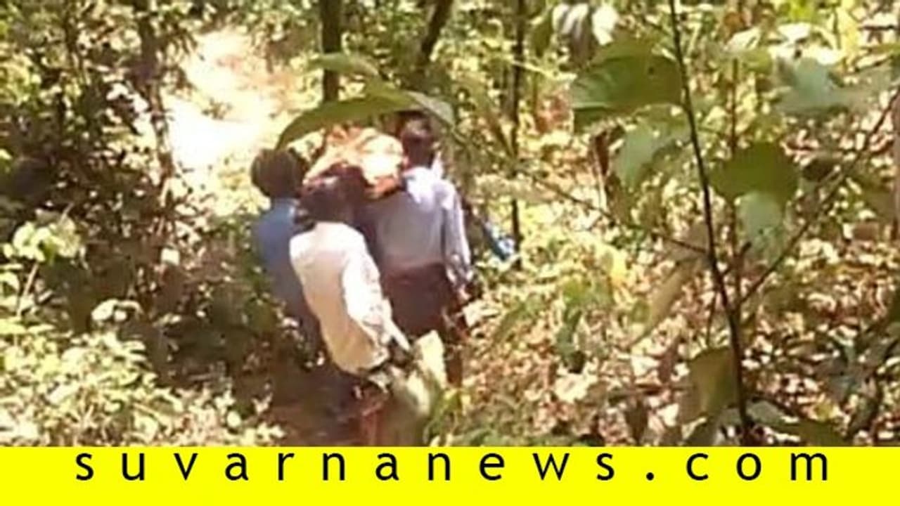 ರಸ್ತೆ ಇಲ್ಲದೆ ಶವ ಹೊತ್ತು ಸಾಗಿದ ಸ್ಥಳೀಯರು..! ರಸ್ತೆ ಇಲ್ಲದೆ ಶವ ಹೊತ್ತು ಸಾಗಿದ ಸ್ಥಳೀಯರು..!