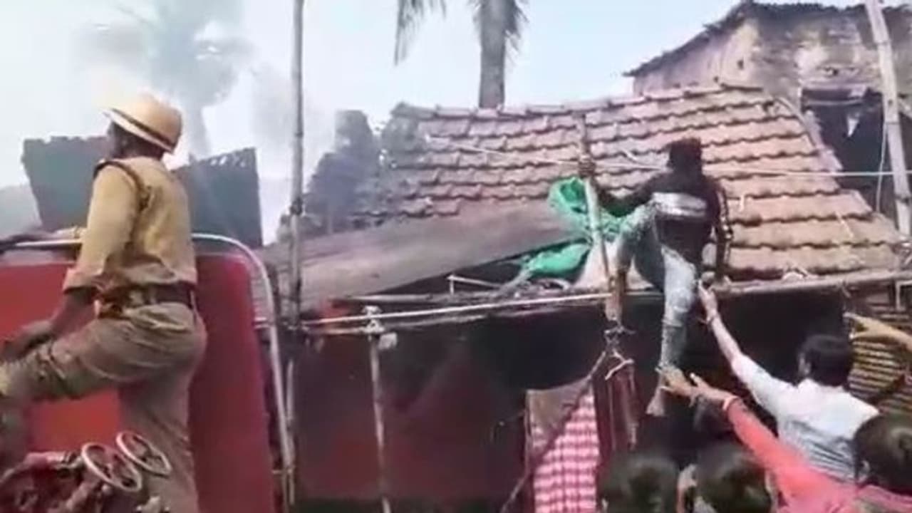 কামারহাটির প্রান্তিক নগরে বিধ্বংসী আগুন, ভস্মীভূত ১০টি বাড়ি কামারহাটির প্রান্তিক নগরে বিধ্বংসী আগুন, ভস্মীভূত ১০টি বাড়ি