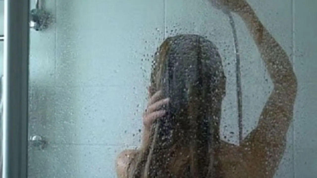 பாத்ரூமுக்குள் கேமராவை விட்டு... இளம்பெண் நிர்வாணமாக குளிப்பதை தினமும் ஜொல்லுவிட்டு ரசித்த இளைஞர்..! பாத்ரூமுக்குள் கேமராவை விட்டு... இளம்பெண் நிர்வாணமாக குளிப்பதை தினமும் ஜொல்லுவிட்டு ரசித்த இளைஞர்..!