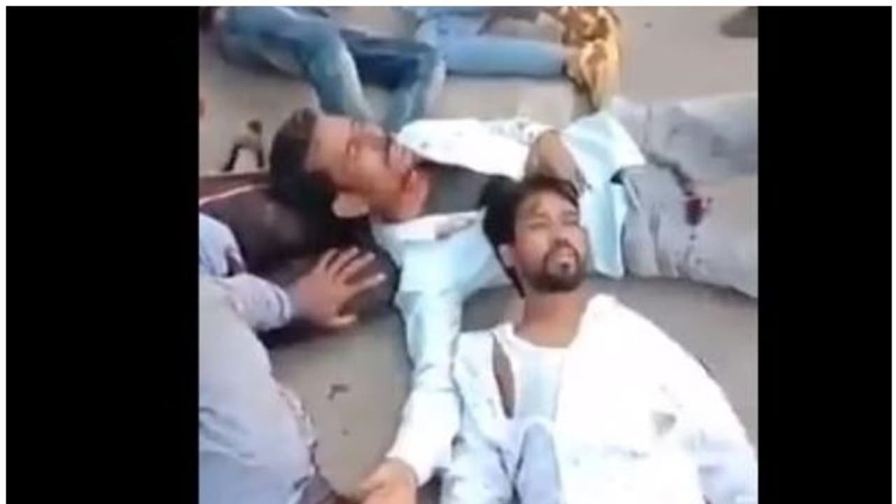 ദില്ലി കലാപം: പൊലീസ് നിര്ബന്ധിച്ച് ദേശീയഗാനം പാടിച്ച യുവാവ് മരിച്ചു ദില്ലി കലാപം: പൊലീസ് നിര്ബന്ധിച്ച് ദേശീയഗാനം പാടിച്ച യുവാവ് മരിച്ചു