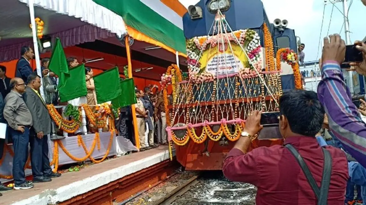 மயிலாடுதுறை திருச்சி சேலம் புதிய விரைவு ரயில் சேவை இன்று முதல் துவக்கம்; பயணிகள் உற்சாகம்