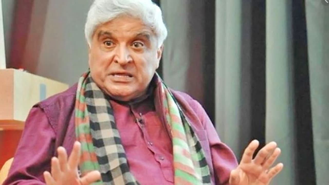 जावेद अख्तर ने दिल्ली दंगों पर ताहिर हुसैन का नाम आने पर किया ट्वीट, डायरेक्टर ने दिया करारा जवाब जावेद अख्तर ने दिल्ली दंगों पर ताहिर हुसैन का नाम आने पर किया ट्वीट, डायरेक्टर ने दिया करारा जवाब