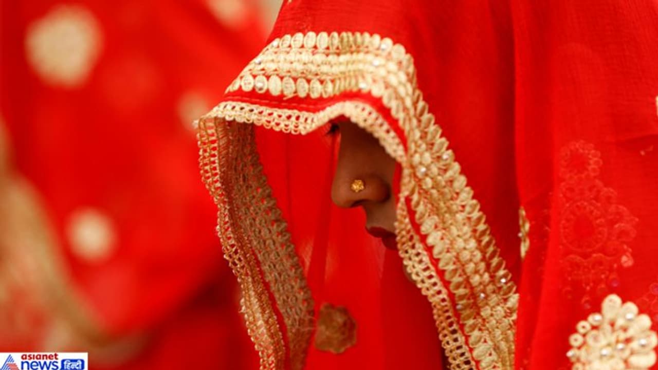 मंगलसूत्र पहना रहा था दूल्हा, ब्वॉयफ्रेंड को देख जागा दुल्हन का प्यार; शादी छोड़ भागी मंगलसूत्र पहना रहा था दूल्हा, ब्वॉयफ्रेंड को देख जागा दुल्हन का प्यार; शादी छोड़ भागी