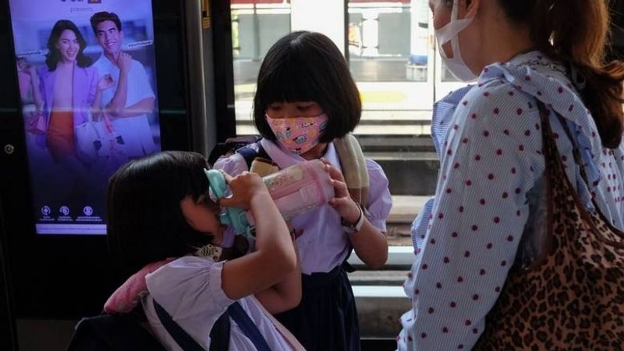 കൊറോണ വൈറസ്; യുഎഇയിലെ സ്കൂള് വിദ്യാര്ത്ഥികള്ക്ക് മാര്ഗനിര്ദേശങ്ങള് പുറപ്പെടുവിച്ചു കൊറോണ വൈറസ്; യുഎഇയിലെ സ്കൂള് വിദ്യാര്ത്ഥികള്ക്ക് മാര്ഗനിര്ദേശങ്ങള് പുറപ്പെടുവിച്ചു