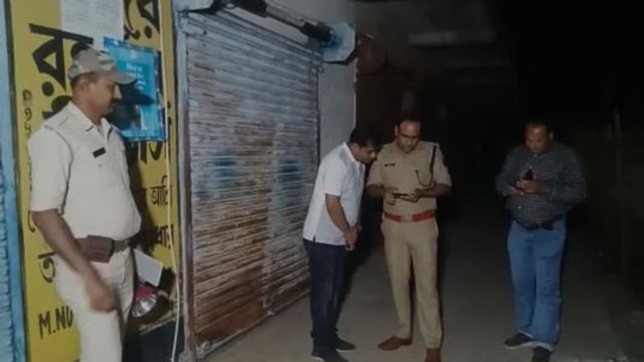 সোনার দোকান দুঃসাহসিক ডাকাতি, বাধা দিতে গিয়ে গুলিবিদ্ধ মালিক সোনার দোকান দুঃসাহসিক ডাকাতি, বাধা দিতে গিয়ে গুলিবিদ্ধ মালিক