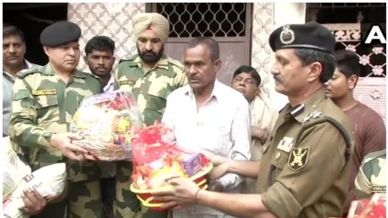 'ഇത് ഞങ്ങളുടെ വിവാഹ സമ്മാനം'; കലാപകാരികള് തീവെച്ച് നശിപ്പിച്ച ജവാന്റെ വീട് പുനര്നിര്മിക്കാന് ബിഎസ്എഫ് 'ഇത് ഞങ്ങളുടെ വിവാഹ സമ്മാനം'; കലാപകാരികള് തീവെച്ച് നശിപ്പിച്ച ജവാന്റെ വീട് പുനര്നിര്മിക്കാന് ബിഎസ്എഫ്