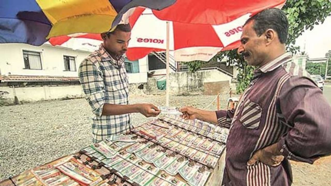 മുഖം മിനുക്കി കേരളാ ഭാഗ്യക്കുറി; മാര്ച്ച് ഒന്ന് മുതല് സമ്മാന തുകയിലും ടിക്കറ്റ് വിലയിലും മാറ്റങ്ങൾ മുഖം മിനുക്കി കേരളാ ഭാഗ്യക്കുറി; മാര്ച്ച് ഒന്ന് മുതല് സമ്മാന തുകയിലും ടിക്കറ്റ് വിലയിലും മാറ്റങ്ങൾ