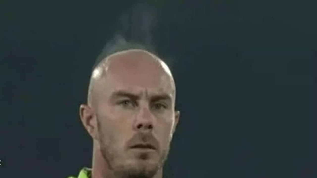 ഫീല്ഡില് 'തലപുകഞ്ഞ്' ക്രിസ് ലിന്; അന്തംവിട്ട് ആരാധകര് ഫീല്ഡില് 'തലപുകഞ്ഞ്' ക്രിസ് ലിന്; അന്തംവിട്ട് ആരാധകര്