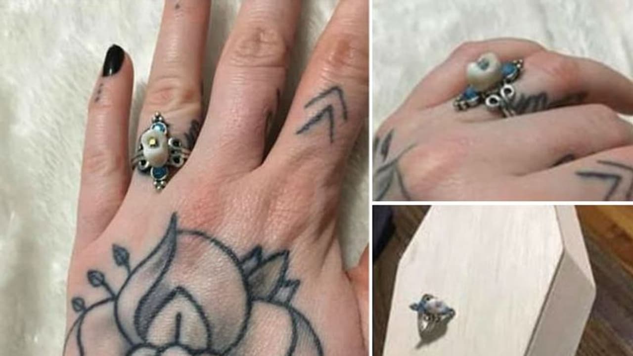 ഇനി പല്ല് പോയാല് വെറുതെ കളയേണ്ട; വൈറലായി പല്ല് കൊണ്ടുള്ള മോതിരം! ഇനി പല്ല് പോയാല് വെറുതെ കളയേണ്ട; വൈറലായി പല്ല് കൊണ്ടുള്ള മോതിരം!