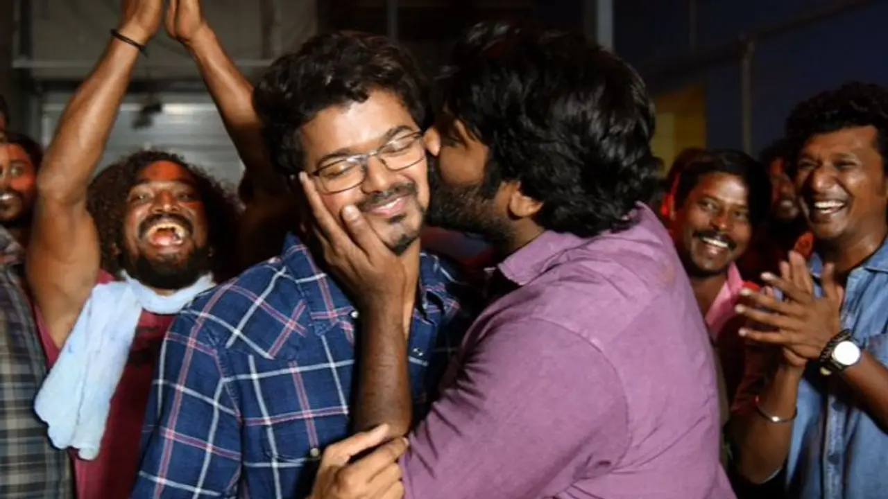 ஒரு வழியா தளபதி விஜய்க்கும் விஜய் சேதுபதி முத்தம் கொடுத்தாச்சு... போட்டோவும் வந்தாச்சு...! ஒரு வழியா தளபதி விஜய்க்கும் விஜய் சேதுபதி முத்தம் கொடுத்தாச்சு... போட்டோவும் வந்தாச்சு...!