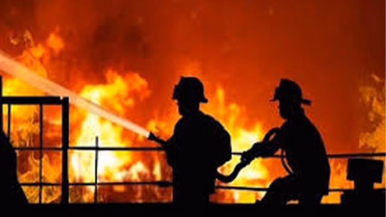 शॉर्ट सर्किट ने 70 लोगों के जीवन में लगाई आग, छिन गया आशियाना शॉर्ट सर्किट ने 70 लोगों के जीवन में लगाई आग, छिन गया आशियाना