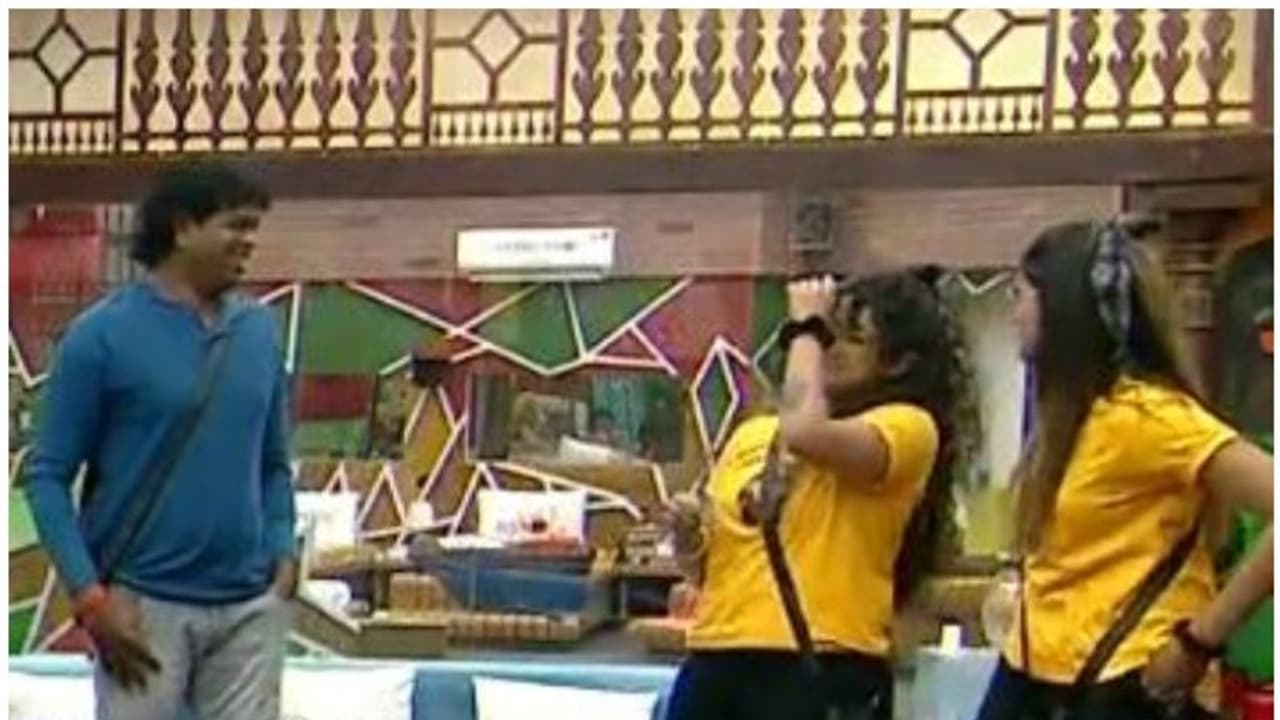 ഇഷ്‍ടമല്ലടാ നിന്റെ തൊട്ടുനോട്ടം ഇഷ്‍ടമല്ലെടാ പാഷാണം ഷാജിയോട് പാട്ടില്‍ പ്രതികാരവുമായി അമൃതയും അഭിരാമിയും