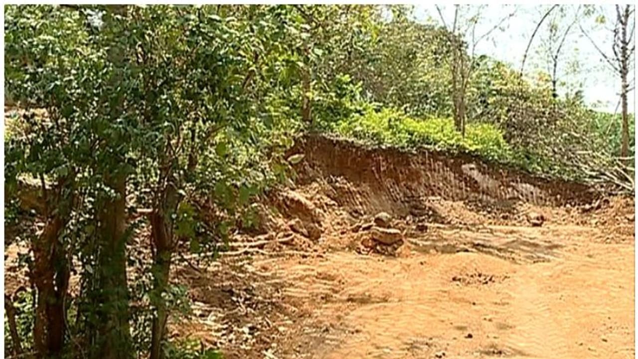 ഉരുൾപ്പൊട്ടലുണ്ടായ സ്ഥലത്ത് കുന്നിടിച്ച് മണ്ണ് കടത്തി; സ്ഥലമുടമയ്ക്ക് വില്ലേജ് ഓഫീസറുടെ സ്റ്റോപ് മെമോ ഉരുൾപ്പൊട്ടലുണ്ടായ സ്ഥലത്ത് കുന്നിടിച്ച് മണ്ണ് കടത്തി; സ്ഥലമുടമയ്ക്ക് വില്ലേജ് ഓഫീസറുടെ സ്റ്റോപ് മെമോ
