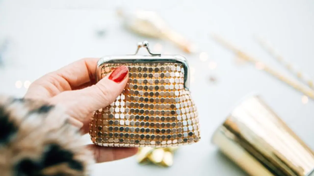 బస్సులో పర్సు పోగొట్టుకుంది.. అదే ఆమె ప్రాణాలు కాపాడింది..