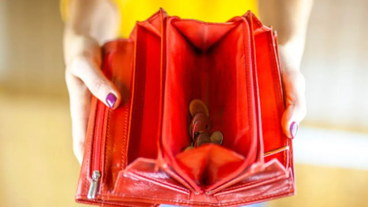 কোনও ভাবেই হাতে টাকা থাকছে না, বাস্তুর এই নিয়ম মেনে কাটিয়ে উঠুন সমস্যা কোনও ভাবেই হাতে টাকা থাকছে না, বাস্তুর এই নিয়ম মেনে কাটিয়ে উঠুন সমস্যা