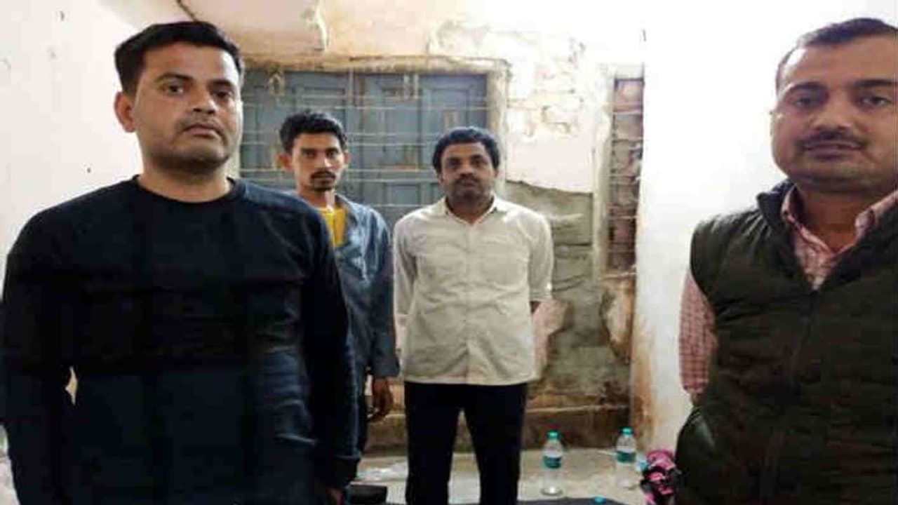 मछली के साथ पटना में शराब पी रहे पैक्स अध्यक्ष ने दारोगा को दी धमकी; उतरवा दूंगा वर्दी, फिर... मछली के साथ पटना में शराब पी रहे पैक्स अध्यक्ष ने दारोगा को दी धमकी; उतरवा दूंगा वर्दी, फिर...