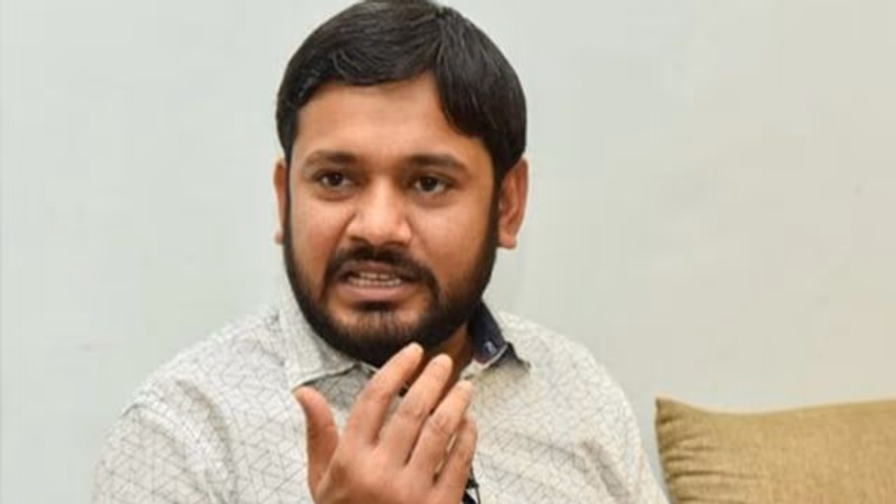Kanhaiya Kumar goofs up while singing National Anthem at a rally!