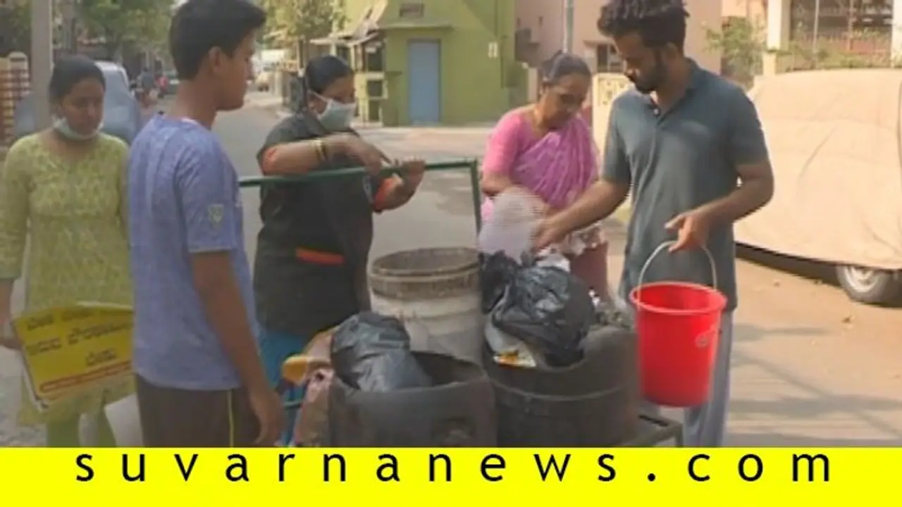 ಪತಿ, ಮಕ್ಕಳೊಂದಿಗೆ ಬೀದಿ ಗುಡಿಸಿದ ಕಾರ್ಪೊರೇಟರ್..! ಪತಿ, ಮಕ್ಕಳೊಂದಿಗೆ ಬೀದಿ ಗುಡಿಸಿದ ಕಾರ್ಪೊರೇಟರ್..!