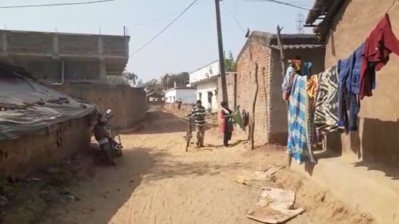 মানুষ নয় ১০০ দিনের কাজের বরাত জেসিবি মেশিনকে, পুরুলিয়ায় চরম কেলেঙ্কারি মানুষ নয় ১০০ দিনের কাজের বরাত জেসিবি মেশিনকে, পুরুলিয়ায় চরম কেলেঙ্কারি