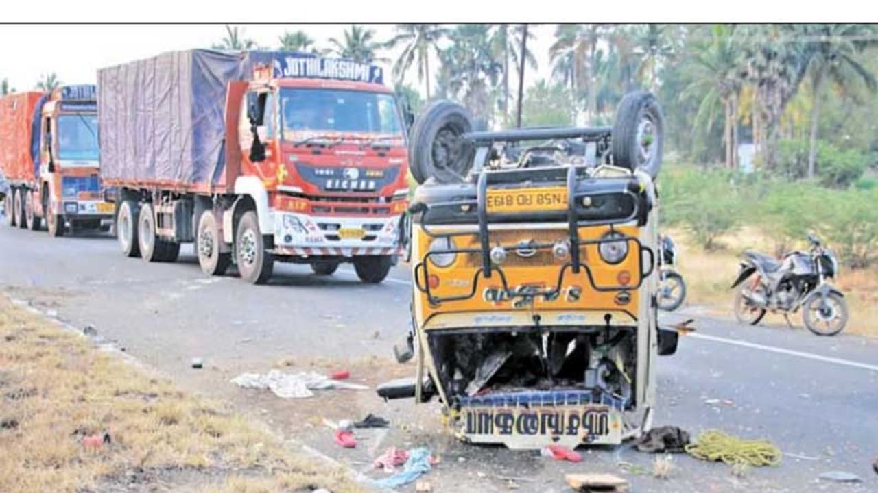 விவசாய வேலைக்கு வேனில் சென்ற பெண்கள்..! கார் மோதி பரிதாப பலி..! விவசாய வேலைக்கு வேனில் சென்ற பெண்கள்..! கார் மோதி பரிதாப பலி..!