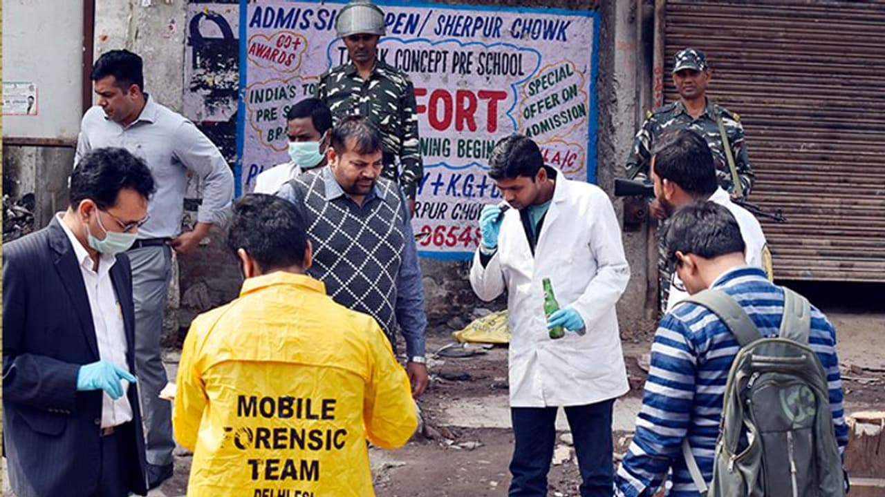 दिल्ली में शांत हुई हिंसा की आग, गोकुलपुरी नाले में मिला युवक का शव; अब तक 42 लोगों की मौत दिल्ली में शांत हुई हिंसा की आग, गोकुलपुरी नाले में मिला युवक का शव; अब तक 42 लोगों की मौत