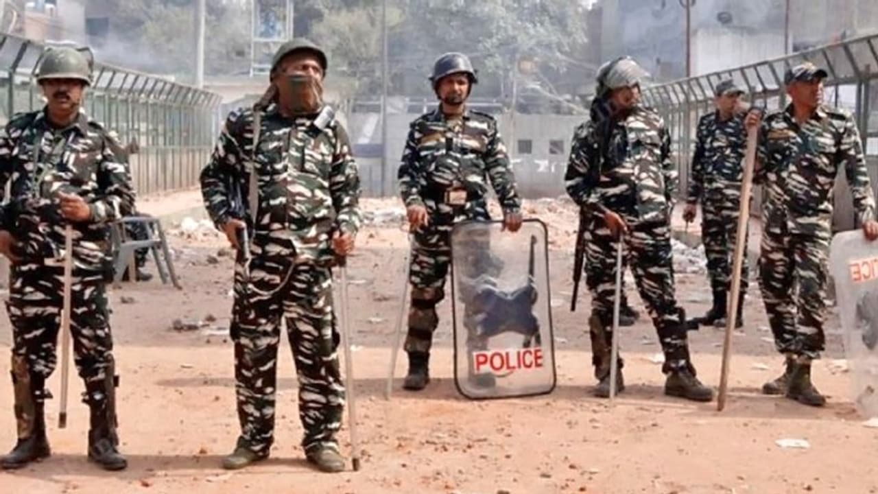 కుదురుకుంటున్న ఈశాన్య ఢిల్లీ: షాహీన్బాగ్లో మళ్లీ అల్లర్లు, 144 సెక్షన్ కుదురుకుంటున్న ఈశాన్య ఢిల్లీ: షాహీన్బాగ్లో మళ్లీ అల్లర్లు, 144 సెక్షన్