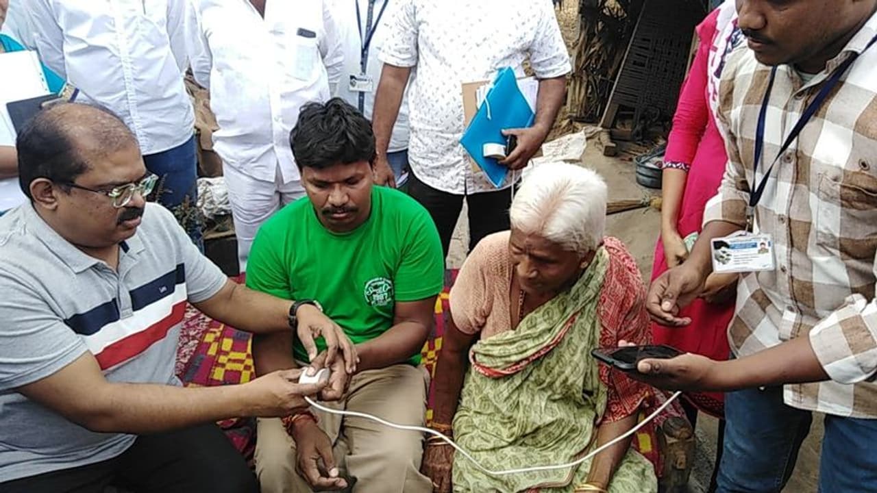 గడప వద్దకే పెన్షన్లు: జగన్ సర్కార్ రికార్డు, ఇప్పటికే 80 శాతం మందికి పూర్తి గడప వద్దకే పెన్షన్లు: జగన్ సర్కార్ రికార్డు, ఇప్పటికే 80 శాతం మందికి పూర్తి