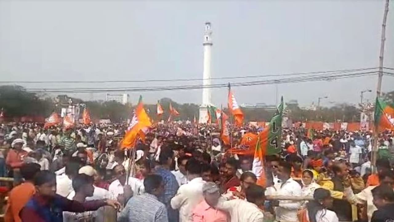 কলকাতার বুকেও 'গোলি মারো', বিতর্কিত স্লোগানে কাঁপল ধর্মতলা