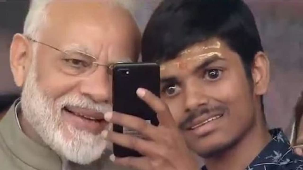 ప్రధాని మోడీతో అంధుడి సెల్ఫీ... వీడియో వైరల్ ప్రధాని మోడీతో అంధుడి సెల్ఫీ... వీడియో వైరల్